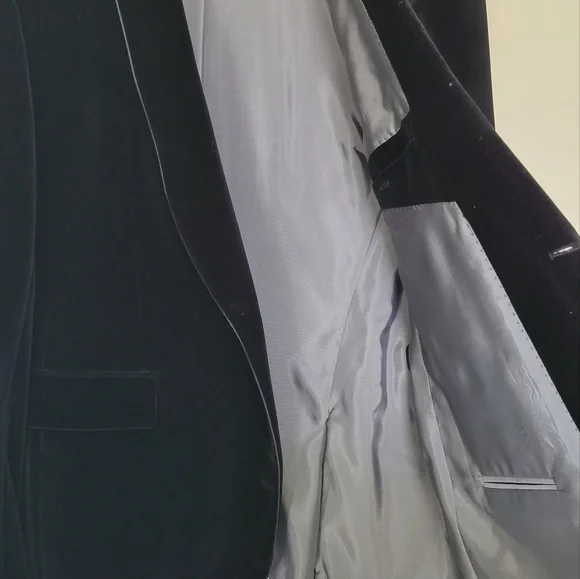 Boss tuxedo style dressy coat.  Very soft to the touch.  Size M. Very elegant. - Picture 3 of 5